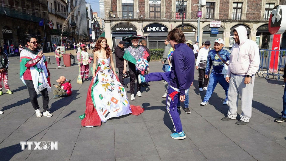 Một cầu thủ đội tuyển Mexico biểu diễn các động tác kỹ thuật bên lề lớp học. (Ảnh: Phi Hùng/TTXVN)