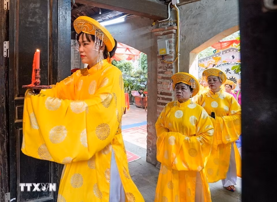 Đội tế nữ thực hiện các nghi lễ tế Hoàng Thái Hậu Ỷ Lan. (Ảnh: Khánh Hòa/TTXVN)