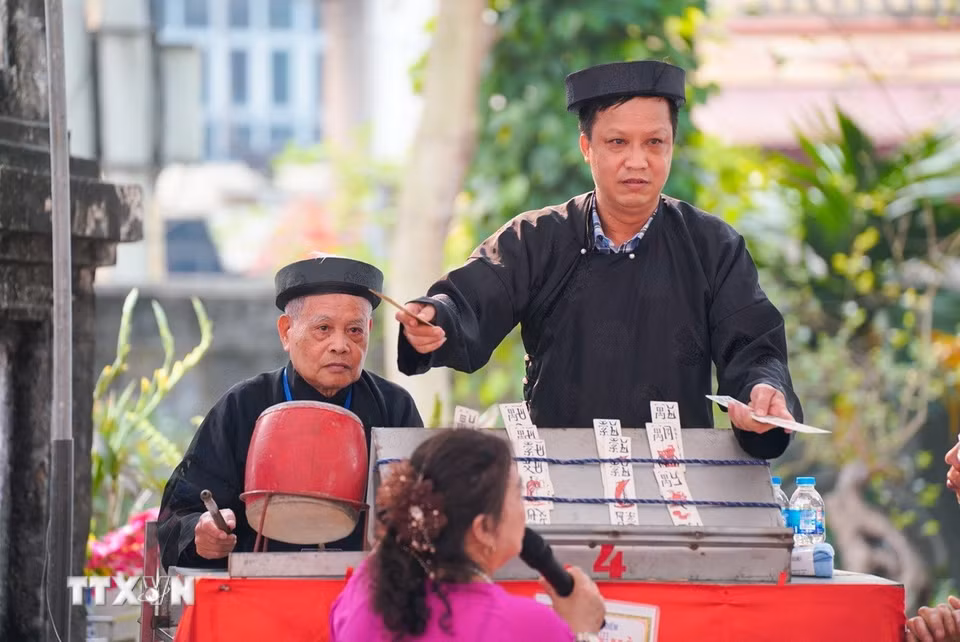Các trò chơi dân gian truyền thống diễn ra tại lễ hội. (Ảnh: Khánh Hòa/TTXVN)