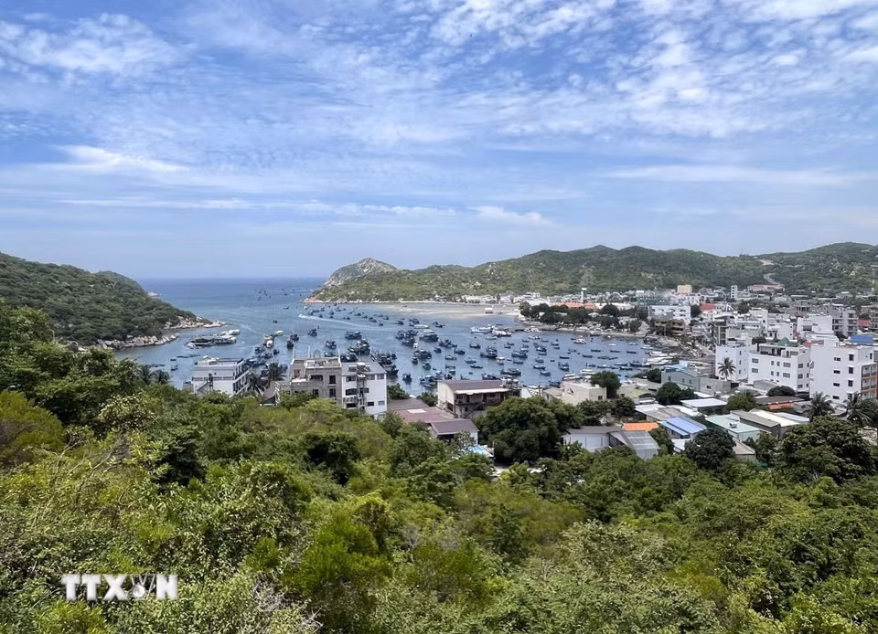 Làng du lịch Vĩnh Hy (xã Vĩnh Hải, tỉnh Khánh Hòa) được bao bọc xung quanh bởi Núi Chúa và biển cả. (Ảnh: Công Thử/TTXVN)