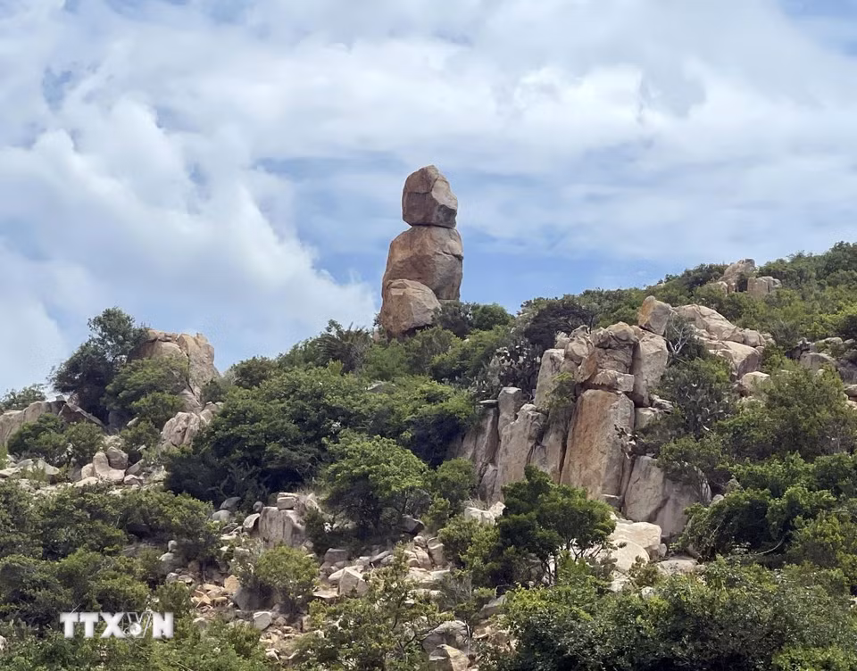 Vẻ đẹp kỳ vỹ “đá chồng đá” trên dãy núi sát bên đường ĐT.702, xã Vĩnh Hải, tỉnh Khánh Hòa. (Ảnh: Công Thử/TTXVN)