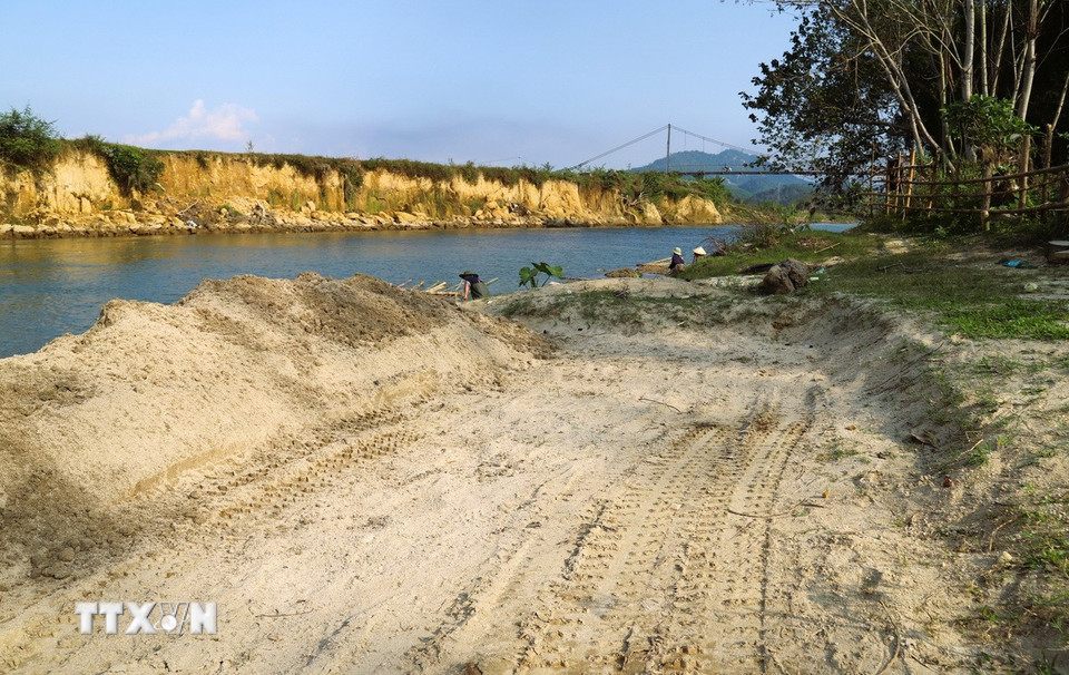 Cát được tập kết tại một điểm khai thác “chui” trên dòng suối, gần cầu treo dân sinh Mường Nọc (xã Quế Phong, tỉnh Nghệ An). (Ảnh: Xuân Tiến/TTXVN)