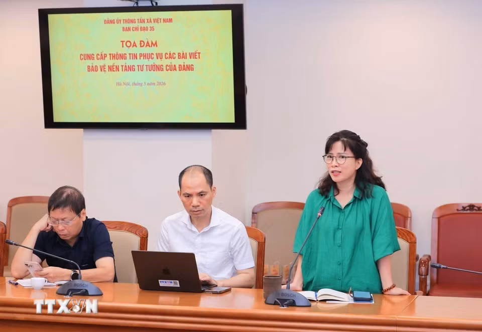 Thành viên nhóm chuyên gia 35, Trưởng Ban Biên tập tin Kinh tế - TTXVN Lê Thị Thanh Huyền trao đổi về “Nhận diện và phản bác những thông tin xuyên tạc về kinh tế đất nước trong giai đoạn hiện nay.” (Ảnh: Hoàng Hiếu/TTXVN)
