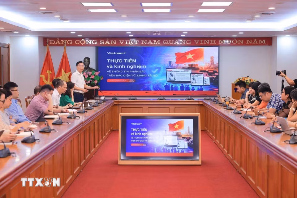 Thành viên BCĐ 35, Trưởng nhóm chuyên gia 35, Tổng biên tập Báo Điện tử VietnamPlus Trần Tiến Duẩn trao đổi về “Thực tiễn và kinh nghiệm thông tin phản bác trên mạng xã hội.” (Ảnh: Hoàng Hiếu/TTXVN)