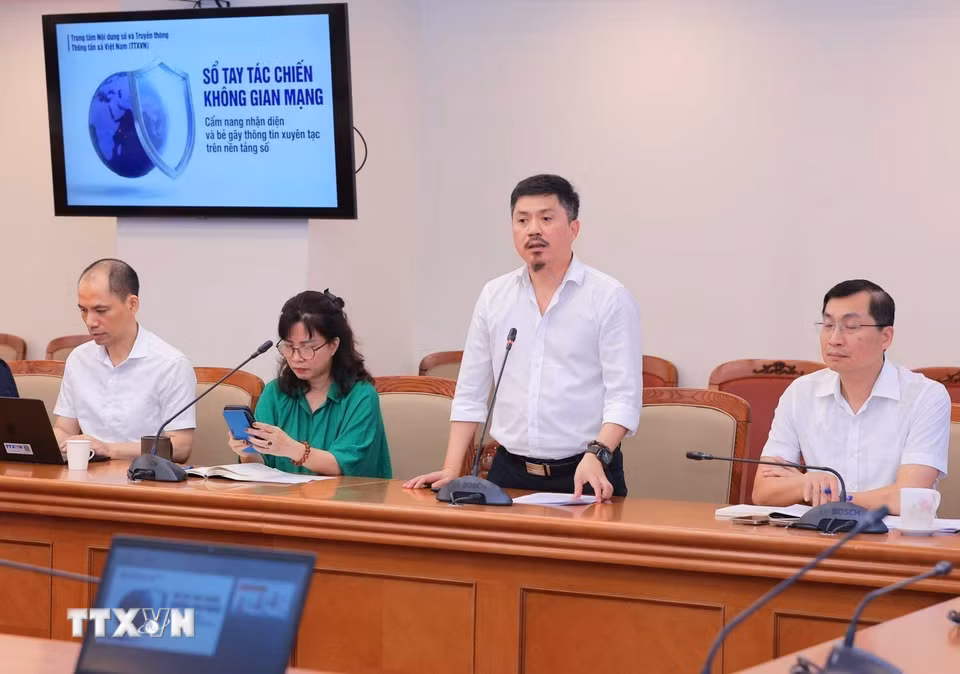 Thành viên BCĐ 35, Giám đốc Trung tâm nội dung số và Truyền thông - TTXVN Lê Xuân Thành trao đổi về "Nhận diện video xuyên tạc và đấu tranh phản bác trên nội dung số.” (Ảnh: Hoàng Hiếu/TTXVN)