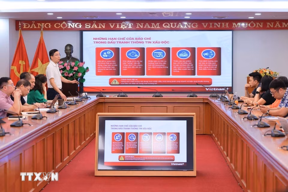 Thành viên BCĐ 35, Trưởng nhóm chuyên gia 35, Tổng biên tập Báo Điện tử VietnamPlus - TTXVN Trần Tiến Duẩn trao đổi về “Thực tiễn và kinh nghiệm thông tin phản bác trên mạng xã hội.” (Ảnh: Hoàng Hiếu/TTXVN)