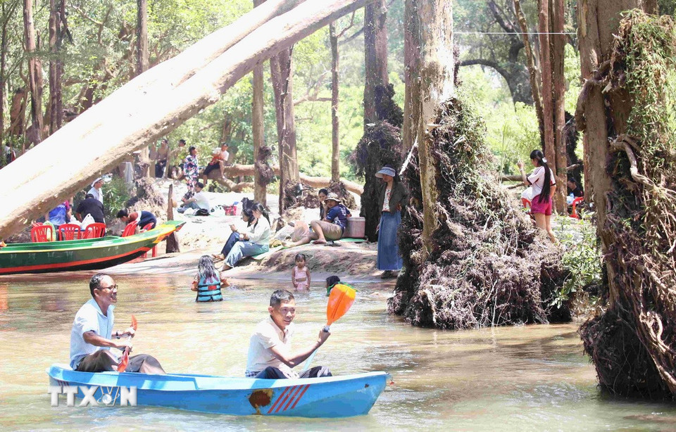 Du khách hòa mình với thiên nhiên tại cồn Koh Han, một trong hơn 50 cù lao, cồn cát trong quần thể Khu Ramsar thượng nguồn sông Mekong rộng 1.460 ha ở tỉnh Stung Treng, vùng Đông Bắc Campuchia. (Ảnh: Huỳnh Thảo/TTXVN)