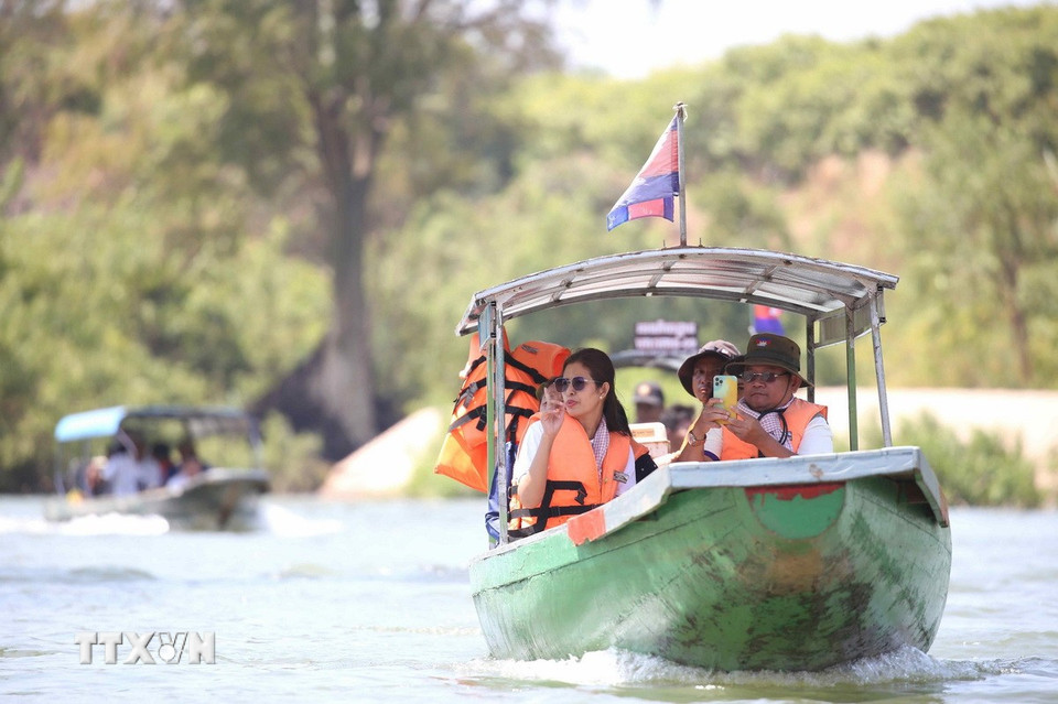 Du khách đi thuyền tham quan Khu Ramsar thượng nguồn sông Mekong - vùng đất ngập nước có tầm quan trọng quốc tế rộng 1.460 ha thuộc địa bàn tỉnh Stung Treng, Đông Bắc Campuchia. (Ảnh: Huỳnh Thảo/TTXVN)
