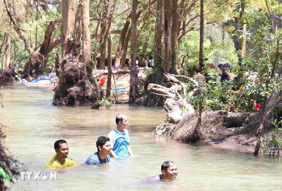 Du khách hòa mình với thiên nhiên tại cồn Koh Han, một trong hơn 50 cù lao, cồn cát trong quần thể Khu Ramsar thượng nguồn sông Mekong rộng 1.460 ha ở tỉnh Stung Treng, vùng Đông Bắc Campuchia. (Ảnh: Huỳnh Thảo/TTXVN)