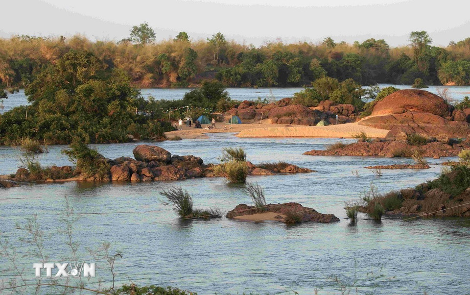 Cách thành phố Stung Treng khoảng 15km, khu du lịch cộng đồng cồn “Koh Meas Sesan” ẩn mình giữa dòng Sesan thuộc địa phận ấp Kamphun (xã Kamphun, huyện Sesan, tỉnh Stung Treng) đang trở thành điểm đến hấp dẫn du khách. (Ảnh: Huỳnh Thảo/TTXVN)