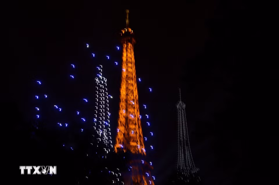 Các thiết bị bay không người lái (drone) tạo hình Tháp Eiffel trên bầu trời trong chương trình nghệ thuật chào mừng Quốc khánh Pháp tại Paris tối 13/7/2026. (Ảnh: Hữu Chiến/TTXVN)