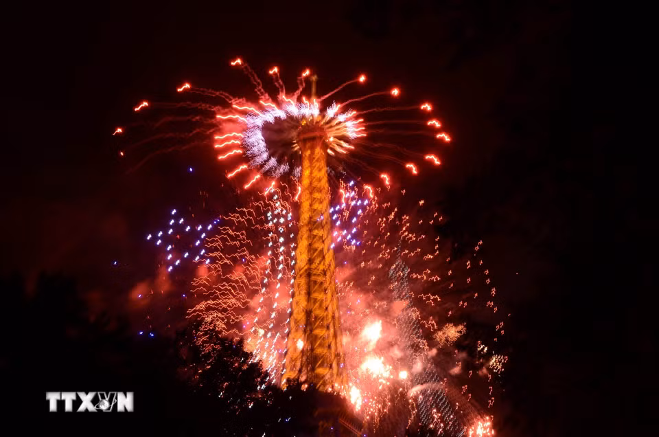 Màn trình diễn pháo hoa kết hợp drone khép lại đêm hội ánh sáng mừng Quốc khánh Pháp tại Paris tối 13/7/2026. (Ảnh: Hữu Chiến/TTXVN)