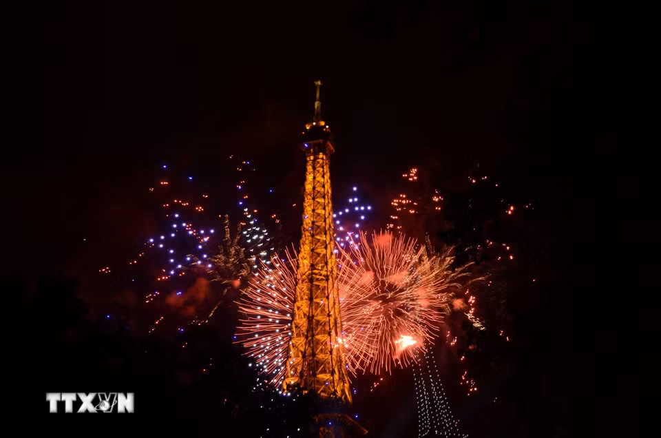 Pháo hoa và drone đồng loạt thắp sáng bầu trời quanh Tháp Eiffel trong đêm hội mừng Quốc khánh Pháp tại Paris tối 13/7/2026. (Ảnh: Hữu Chiến/TTXVN)