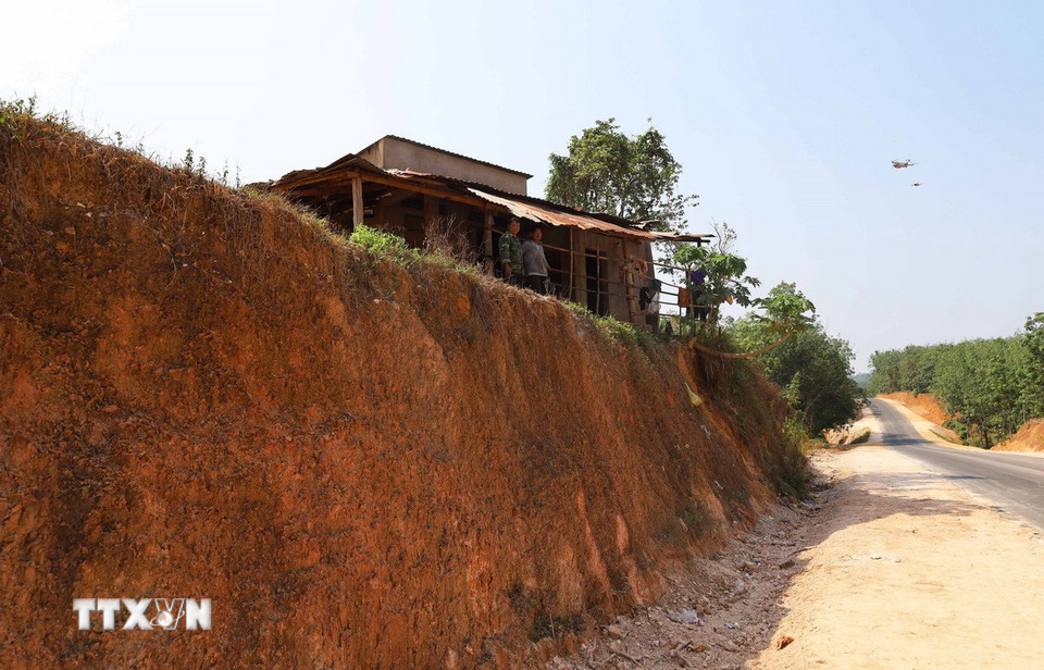 Gia đình anh Nguyễn Trọng Mạnh tại xã Phú Trung (Đồng Nai) đã hiến gần 1ha đất để làm đường nhưng hiện tại nhà bị chênh cao hơn 3m so với mặt đường, gây khó khăn cho sinh hoạt và nguy cơ sạt lở. (Ảnh: Đậu Tất Thành/TTXVN)
