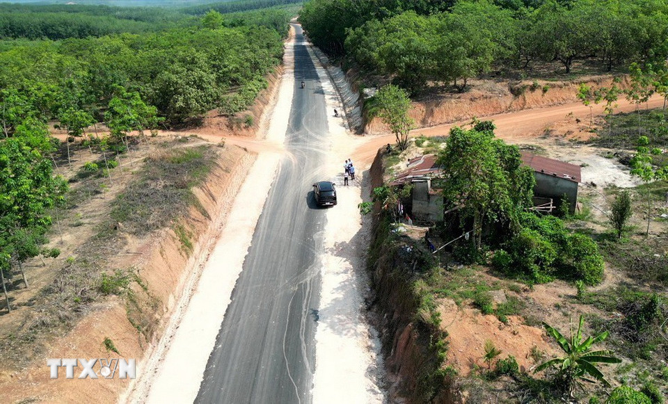 Nhiều khu vực bị hạ cốt thuộc Dự án Xây dựng đường từ xã Phú Trung đi xã Phước Tân bị hạ sâu cốt nền tiềm ẩn nguy cơ sạt lở 2 bên đường. (Ảnh: Đậu Tất Thành/TTXVN)