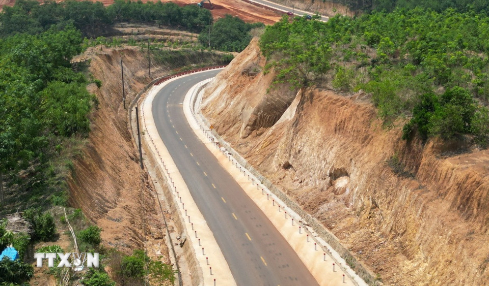 Nhiều khu vực thuộc Dự án Xây dựng đường từ xã Phú Trung đi xã Phước Tân bị hạ cốt quá sâu gây tiềm ẩn nguy cơ sạt lở 2 bên đường. (Ảnh: Đậu Tất Thành/TTXVN)