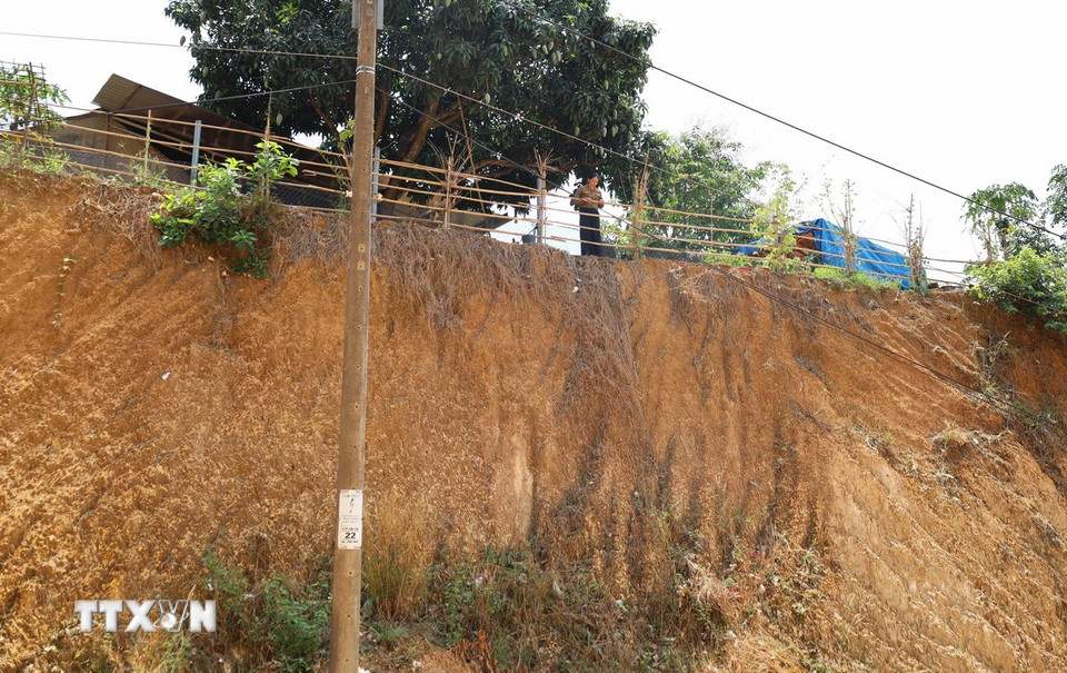 Sau khi hiến hơn 5 sào đất để làm đường, ngôi nhà chị Nguyễn Thị Nguyệt tại xã Phú Riềng (Đồng Nai) bỗng bị “treo” cao 12m so với mặt đường. (Ảnh: Đậu Tất Thành/TTXVN)