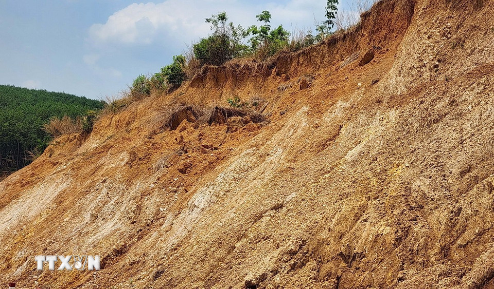 Một số khu vực đã xảy ra tình trạng sạt lở. (Ảnh: Đậu Tất Thành/TTXVN)