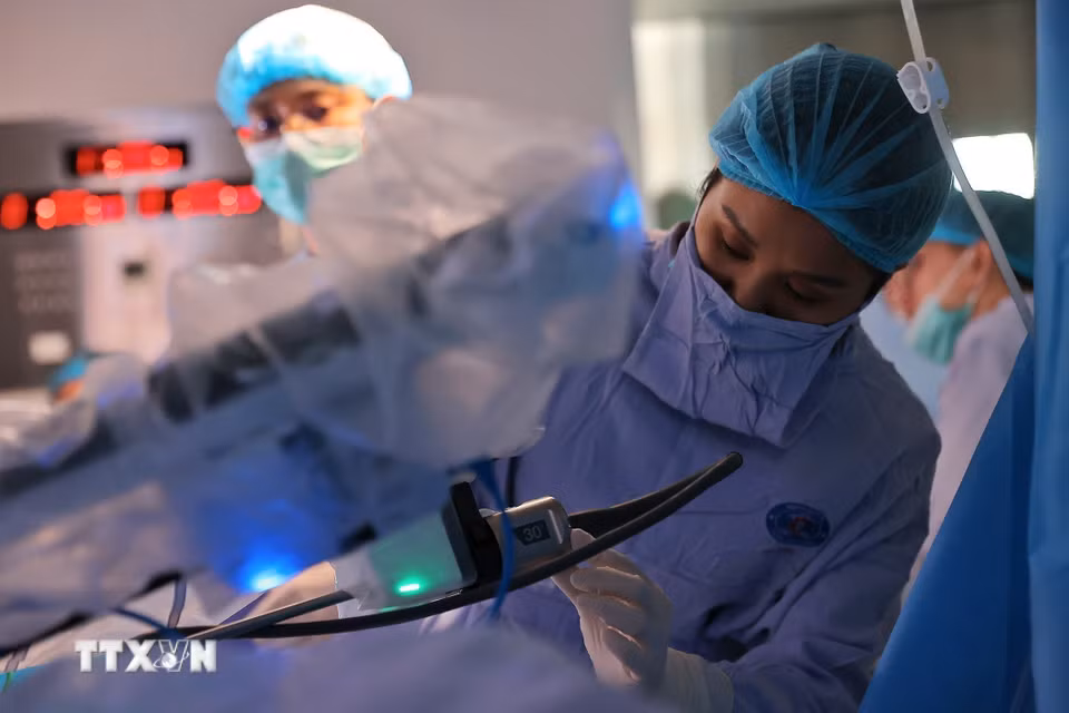 Ê kíp chuẩn bị thực hiện phẫu thuật nội soi Robot cho bệnh nhân ung thư buồng trứng. (Ảnh: Minh Quyết/TTXVN)