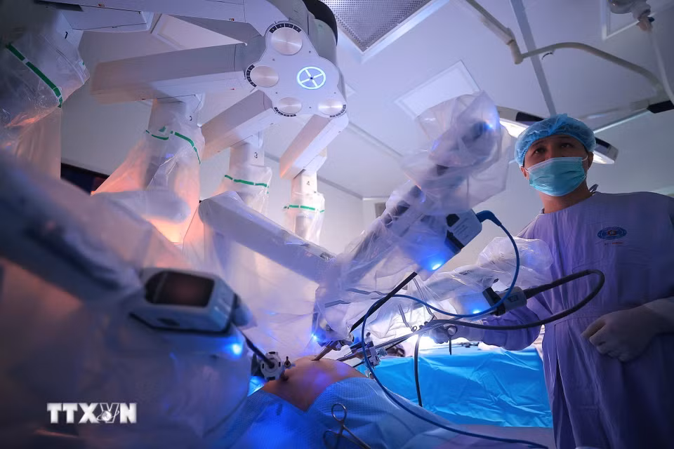 Đây cũng là một trong những hoạt động ứng dụng phát triển khoa học, công nghệ, đổi mới sáng tạo và chuyển đổi số quốc gia áp dụng trong ngành y tế theo tinh thần của Nghị quyết số 57-NQ/TW ngày 22/12/2024 của Bộ Chính trị về “Đột phá phát triển khoa học, công nghệ, đổi mới sáng tạo và chuyển đổi số quốc gia.” (Ảnh: Minh Quyết/TTXVN)