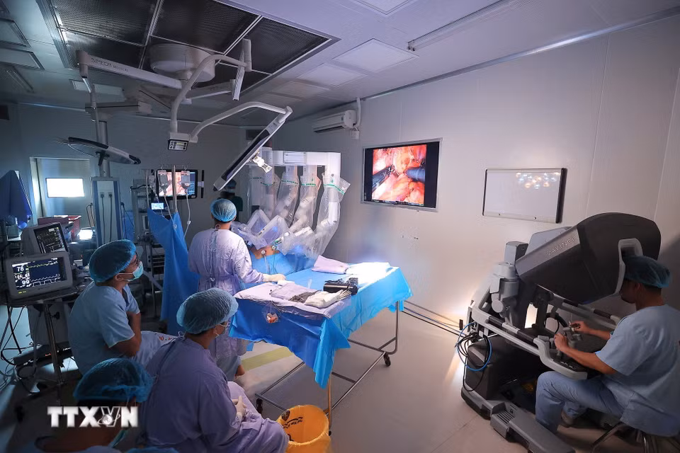 Ê kíp y bác sỹ bệnh viện K thực hiện phẫu thuật nội soi Robot cho bệnh nhân ung thư buồng trứng. (Ảnh: Minh Quyết/TTXVN)
