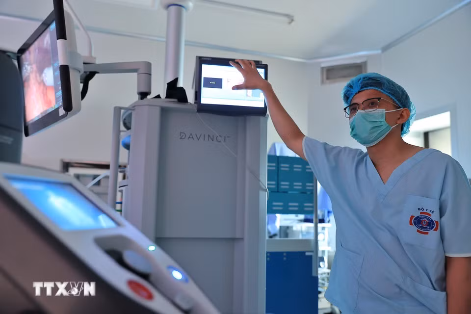 Đây cũng là một trong những hoạt động ứng dụng phát triển khoa học, công nghệ, đổi mới sáng tạo và chuyển đổi số quốc gia áp dụng trong ngành y tế theo tinh thần của Nghị quyết số 57-NQ/TW ngày 22/12/2024 của Bộ Chính trị về “Đột phá phát triển khoa học, công nghệ, đổi mới sáng tạo và chuyển đổi số quốc gia.” (Ảnh: Minh Quyết/TTXVN)