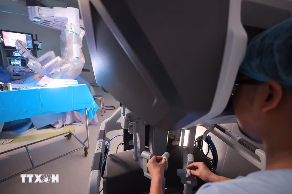 Những cánh tay robot là công cụ đắc lực hỗ trợ phẫu thuật viên thao tác chính xác từng milimet. (Ảnh: Minh Quyết/TTXVN)