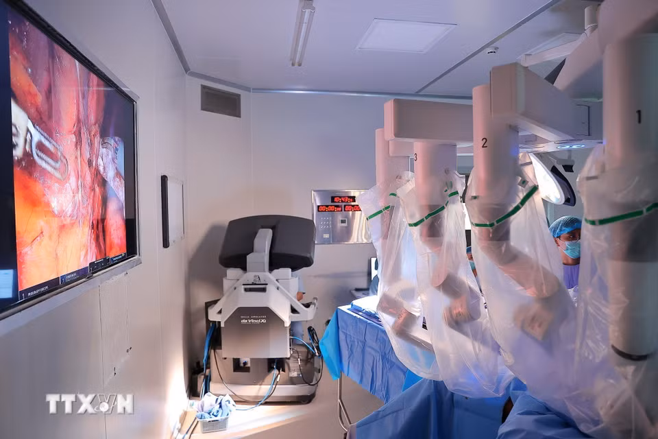 Những cánh tay robot là công cụ đắc lực hỗ trợ phẫu thuật viên thao tác chính xác từng milimet. (Ảnh: Minh Quyết/TTXVN)