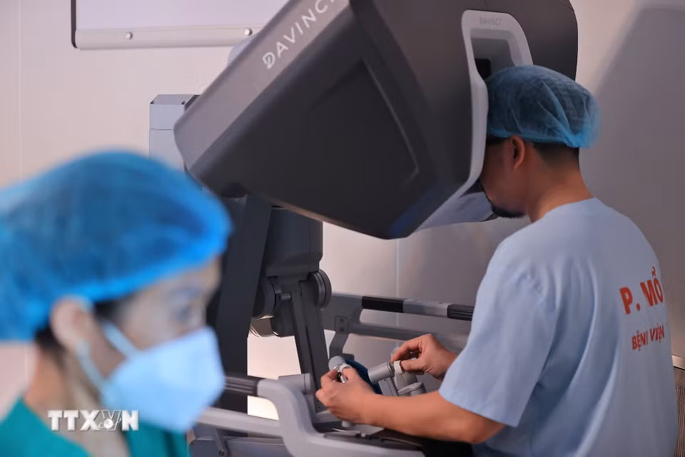Bác sỹ bệnh viện K thực hiện phẫu thuật nội soi Robot cho bệnh nhân ung thư buồng trứng. (Ảnh: Minh Quyết/TTXVN)