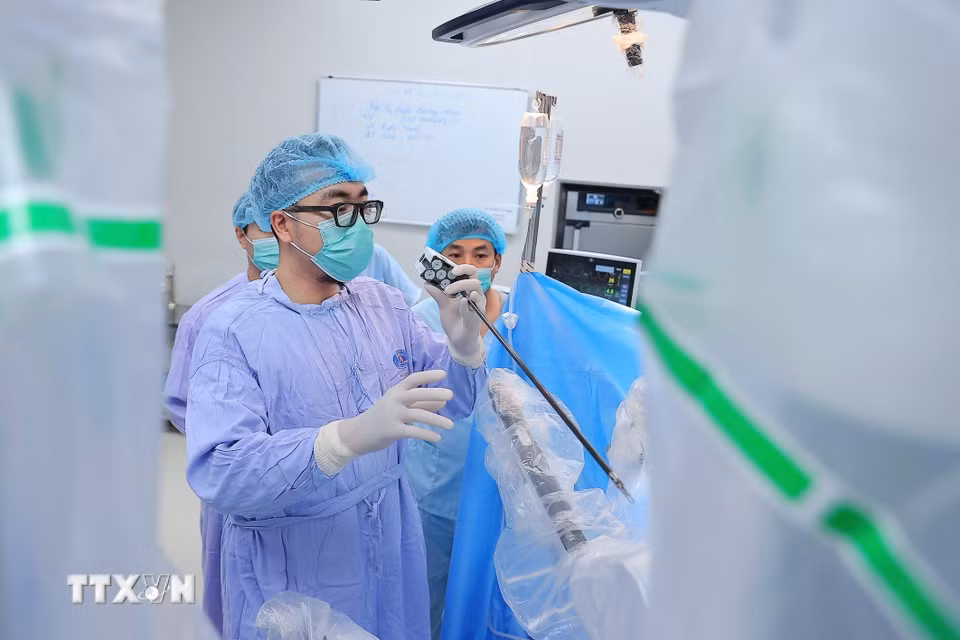 Ê kíp chuẩn bị thực hiện phẫu thuật nội soi Robot cho bệnh nhân ung thư buồng trứng. (Ảnh: Minh Quyết/TTXVN)