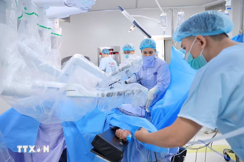 Ê kíp chuẩn bị thực hiện phẫu thuật nội soi Robot cho bệnh nhân ung thư buồng trứng. (Ảnh: Minh Quyết/TTXVN)