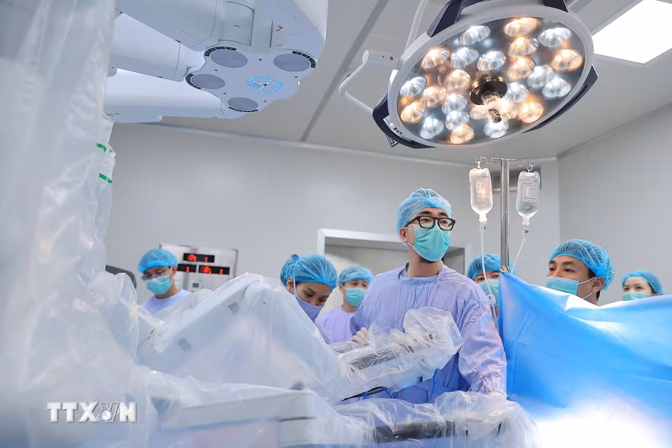 Những cánh tay robot là công cụ đắc lực hỗ trợ phẫu thuật viên thao tác chính xác từng milimet. (Ảnh: Minh Quyết/TTXVN)