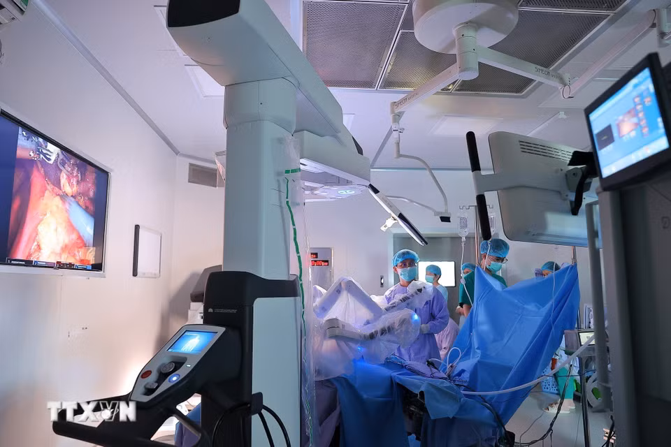 Với sự hỗ trợ của hệ thống robot hiện đại, các bác sỹ phẫu tích chính xác từng lớp mô trong không gian hẹp, thực hiện cắt nối trong điều kiện hình ảnh rõ nét và thao tác linh hoạt chính xác hơn. (Ảnh: Minh Quyết/TTXVN)