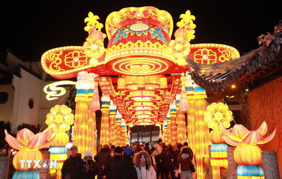 Lễ hội đèn lồng Tần Hoài là một trong những lễ hội văn hóa dân gian diễn ra thường niên ở Nam Kinh, Trung Quốc. Lễ hội nổi bật với những chiếc đèn lồng khổng lồ, tinh xảo tại khu vực Đền Khổng Tử và Sông Tần Hoài, thu hút hàng triệu người đến chiêm ngưỡng và trải nghiệm văn hóa truyền thống độc đáo. (Ảnh: THX/TTXVN)
