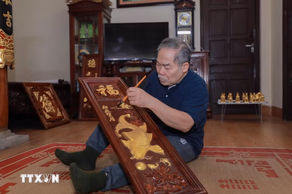 Nghệ nhân ưu tú Lê Văn Vòng, làng nghề Kiêu Kỵ đang hoàn thiện sản phẩm trước khi bàn giao cho khách hàng. (Ảnh: Phan Phương/TTXVN)