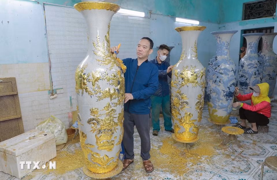 Với đôi bàn tay khéo léo, người thợ tỉ mỉ chỉnh sửa từng chi tiết, bảo đảm lớp vàng được dát lên linh vật chính xác, liền mạch, hài hòa, góp phần nâng cao giá trị thẩm mỹ và chất lượng hoàn thiện của sản phẩm. (Ảnh: Phan Phương/TTXVN)