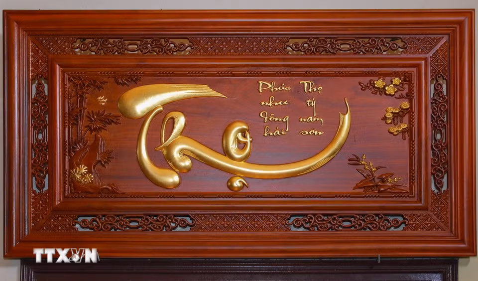 Các sản phẩm được dát vàng trở nên tinh xảo, sang trọng hơn, không chỉ nâng cao giá trị thẩm mỹ và kinh tế mà còn góp phần tôn vinh giá trị văn hóa truyền thống. (Ảnh: Phan Phương/TTXVN)