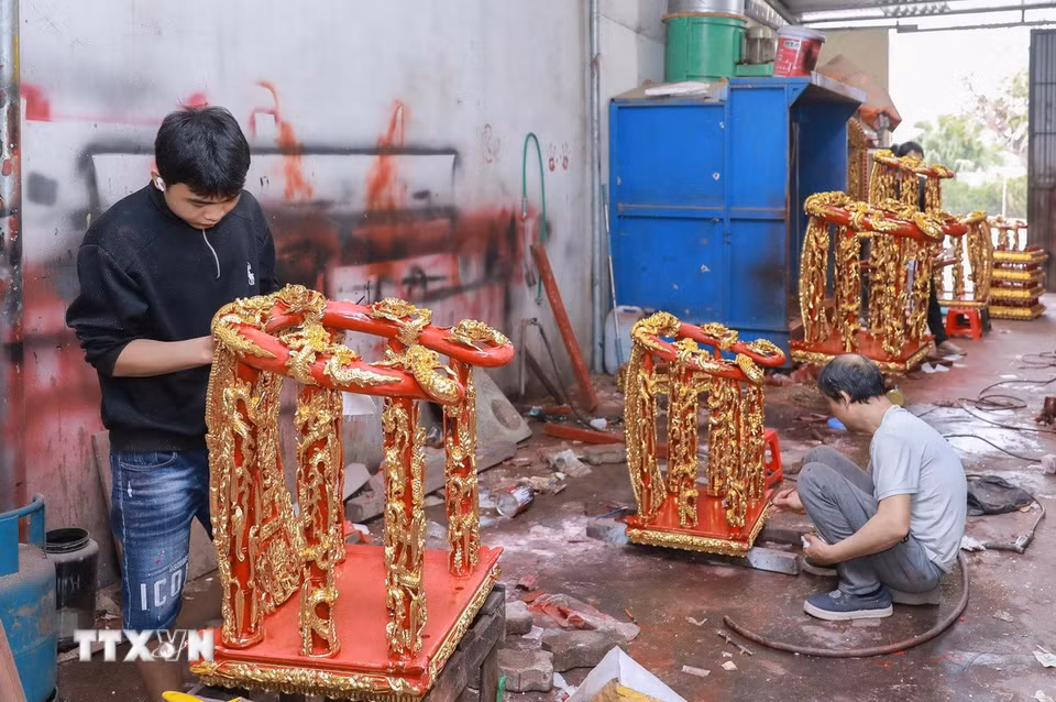 Cơ sở của nghệ nhân Lê Bá Chiếu khéo léo sử dụng vàng công nghiệp nhằm tối ưu chi phí. Dù thay đổi nguyên liệu, quy trình vẫn tuân thủ nghiêm ngặt kỹ thuật truyền thống, đảm bảo đường nét tinh xảo và giữ trọn vẻ đẹp vàng son đặc trưng. (Ảnh: Phan Phương/TTXVN)