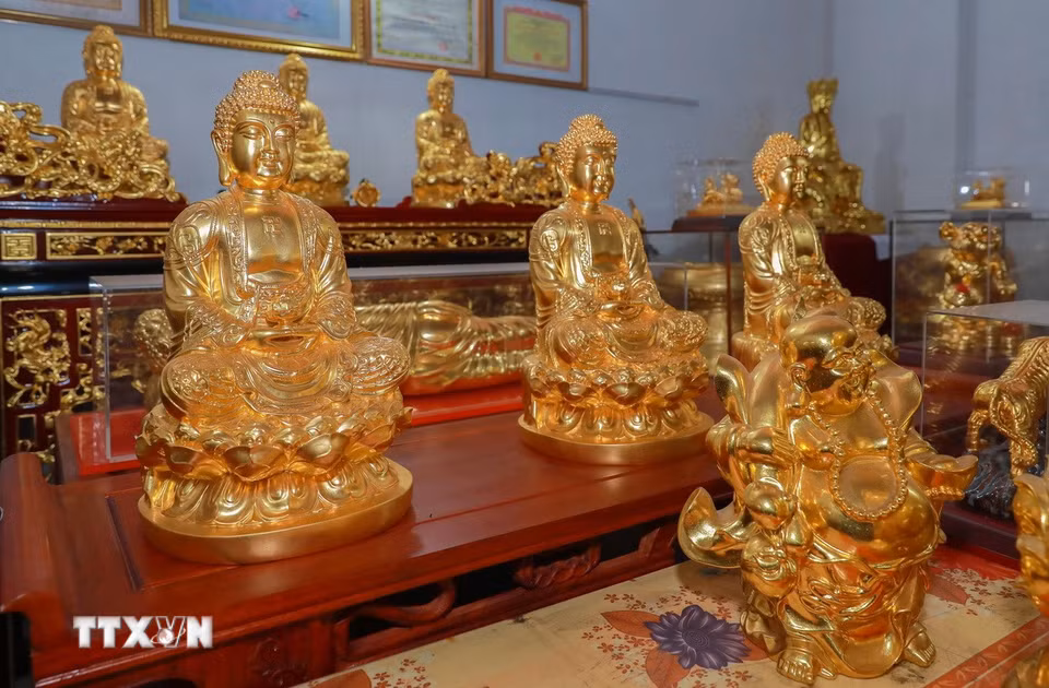 Các sản phẩm được dát vàng trở nên tinh xảo, sang trọng hơn, không chỉ nâng cao giá trị thẩm mỹ và kinh tế mà còn góp phần tôn vinh giá trị văn hóa truyền thống. (Ảnh: Phan Phương/TTXVN)