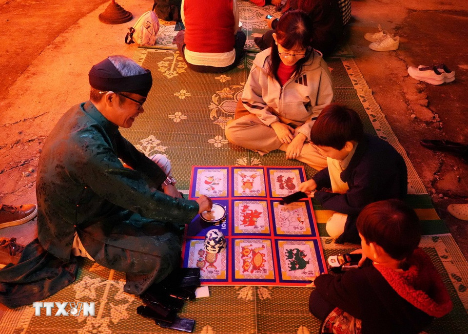 Trò chơi dân gian tại Chương trình “Tết Hoàng cung” ở Đại Nội Huế. (Ảnh: Nguyên Lý/TTXVN)