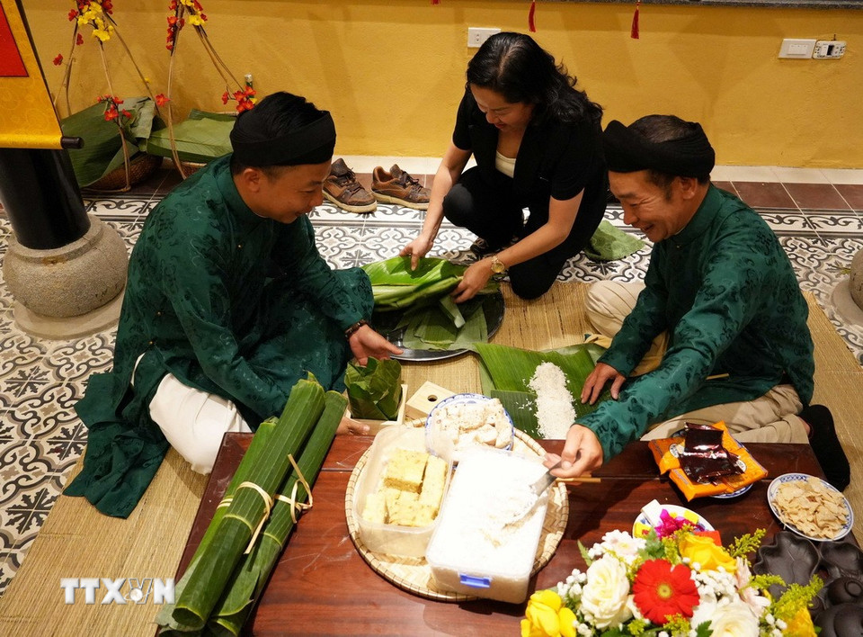 Thi gói bánh chưng, bánh tét tại Chương trình “Tết Hoàng cung” ở Đại Nội Huế. (Ảnh: Nguyên Lý/TTXVN)