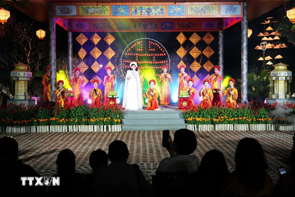 Chương trình nghệ thuật tại “Tết Hoàng cung” ở Đại Nội Huế. (Ảnh: Nguyên Lý/TTXVN)