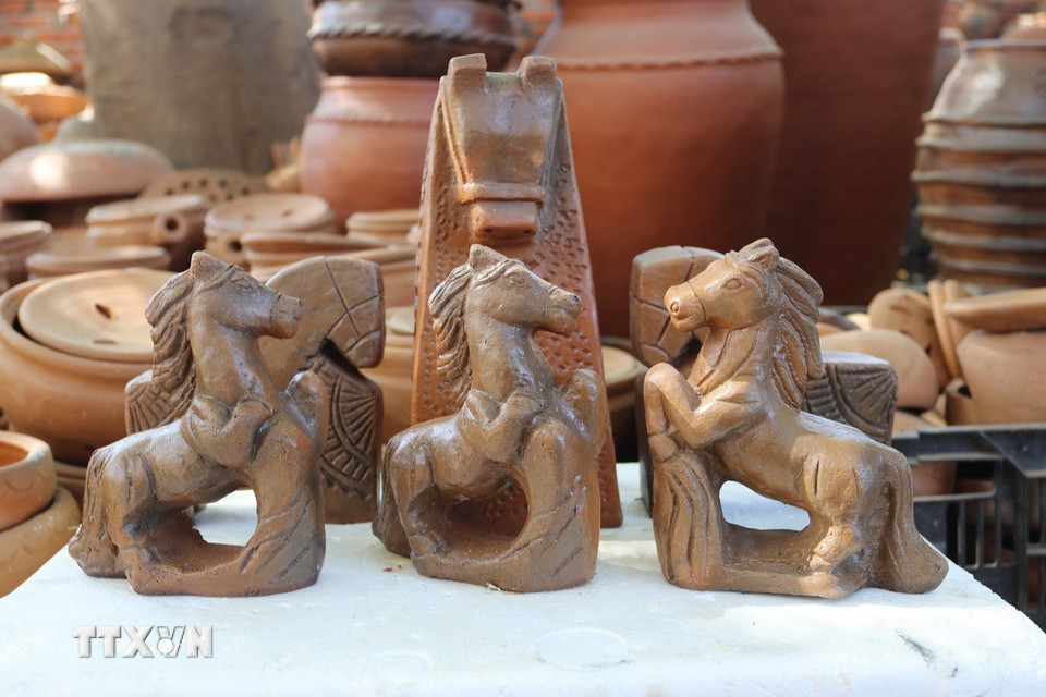 Các sản phẩm linh vật ngựa của Hợp tác xã gốm Chăm Bàu Trúc (xã Ninh Phước, tỉnh Khánh Hòa) chế tác sẵn sàng cung ứng thị trường Tết Nguyên đán Bính Ngọ 2026. (Ảnh: Nguyễn Thành/TTXVN)