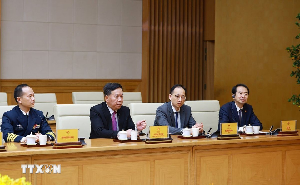 Đại sứ Trung Quốc tại Việt Nam Hà Vĩ và các thành viên đoàn Trung Quốc tham dự buổi tiếp. (Ảnh: Dương Giang/TTXVN)