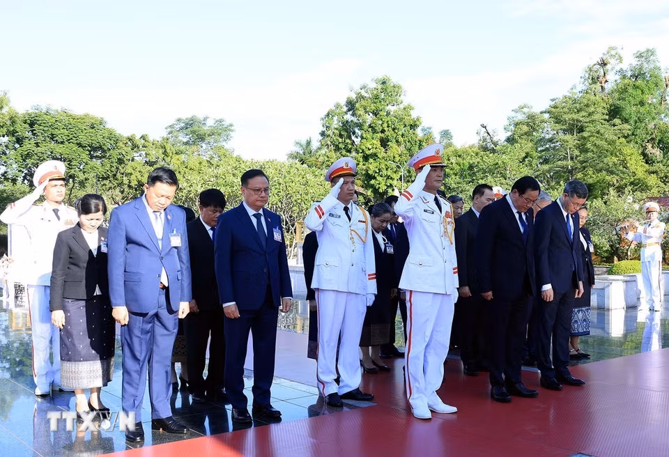Thủ tướng Lào Sonexay Siphandone và các đại biểu tại Đài tưởng niệm các Anh hùng liệt sỹ trên đường Bắc Sơn. (Ảnh: Tuấn Anh/TTXVN)