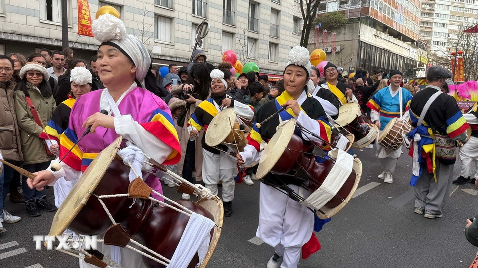 Màn trình diễn trống hội của cộng đồng người Pháp gốc Hàn tại cuộc diễu hành mừng Năm mới Âm lịch 2026 của cộng đồng người Pháp gốc Á. (Ảnh: Hữu Chiến/TTXVN)