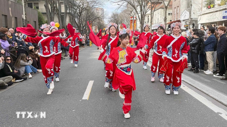 Màn múa của cộng đồng người Pháp gốc Hoa tại cuộc diễu hành mừng Năm mới Âm lịch 2026. (Ảnh: Hữu Chiến/TTXVN)