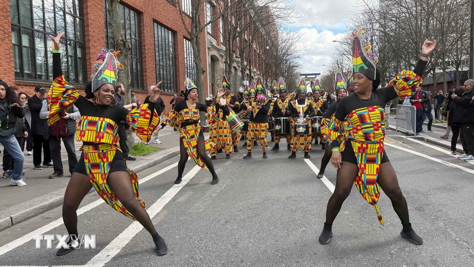 Vũ điệu Caribe rực lửa của cộng đồng người Pháp gốc Phi tại cuộc diễu hành mừng Năm mới Âm lịch 2026. (Ảnh: Hữu Chiến/TTXVN)