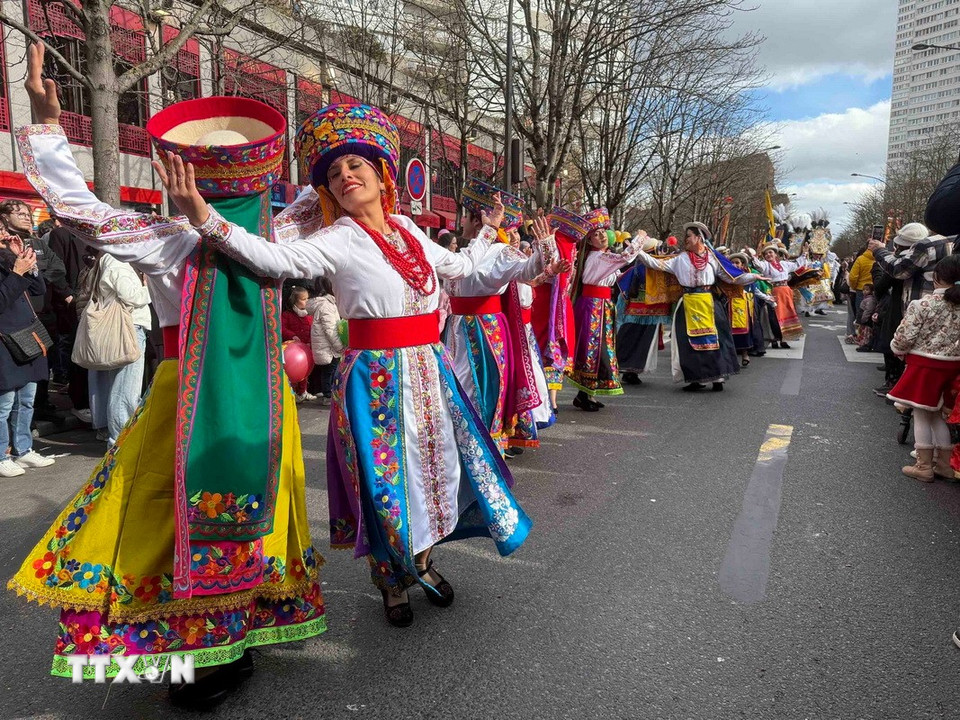 Màn múa của cộng đồng người Pháp gốc Nam Mỹ tại cuộc diễu hành mừng Năm mới Âm lịch 2026. (Ảnh: Hữu Chiến/TTXVN)