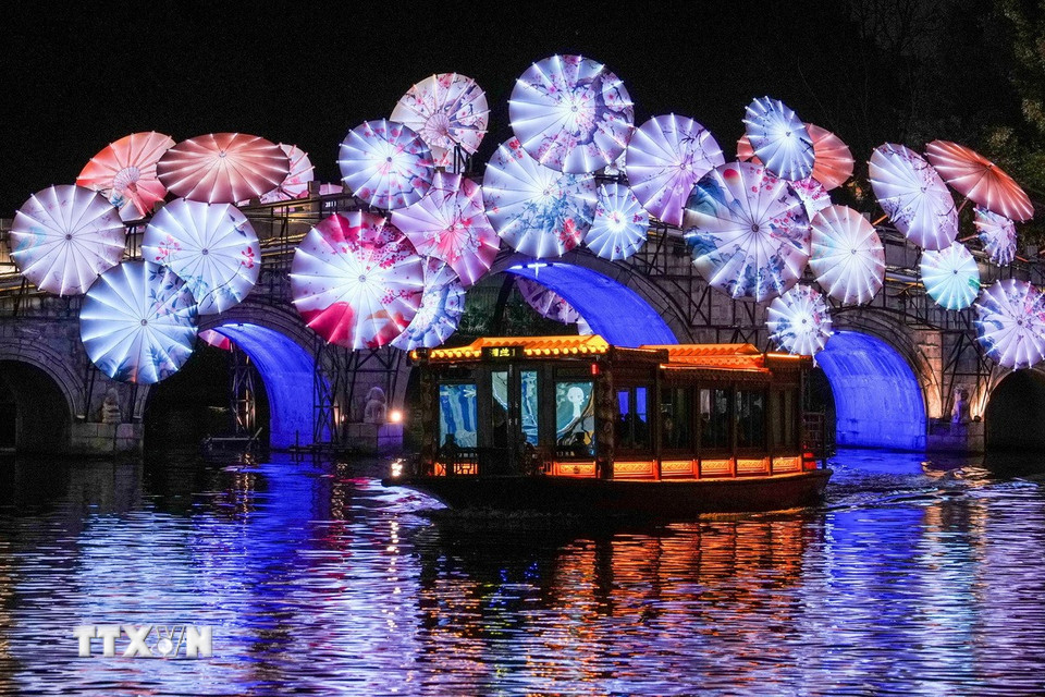 Lễ hội đèn lồng Tần Hoài là một trong những lễ hội văn hóa dân gian diễn ra thường niên ở Nam Kinh, Trung Quốc. Lễ hội nổi bật với những chiếc đèn lồng khổng lồ, tinh xảo tại khu vực Đền Khổng Tử và Sông Tần Hoài, thu hút hàng triệu người đến chiêm ngưỡng và trải nghiệm văn hóa truyền thống độc đáo. (Ảnh: THX/TTXVN)